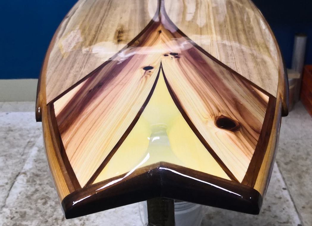 拼貼木材後的衝浪板需要塗上樹脂防水。 圖片提供／MU-SURF