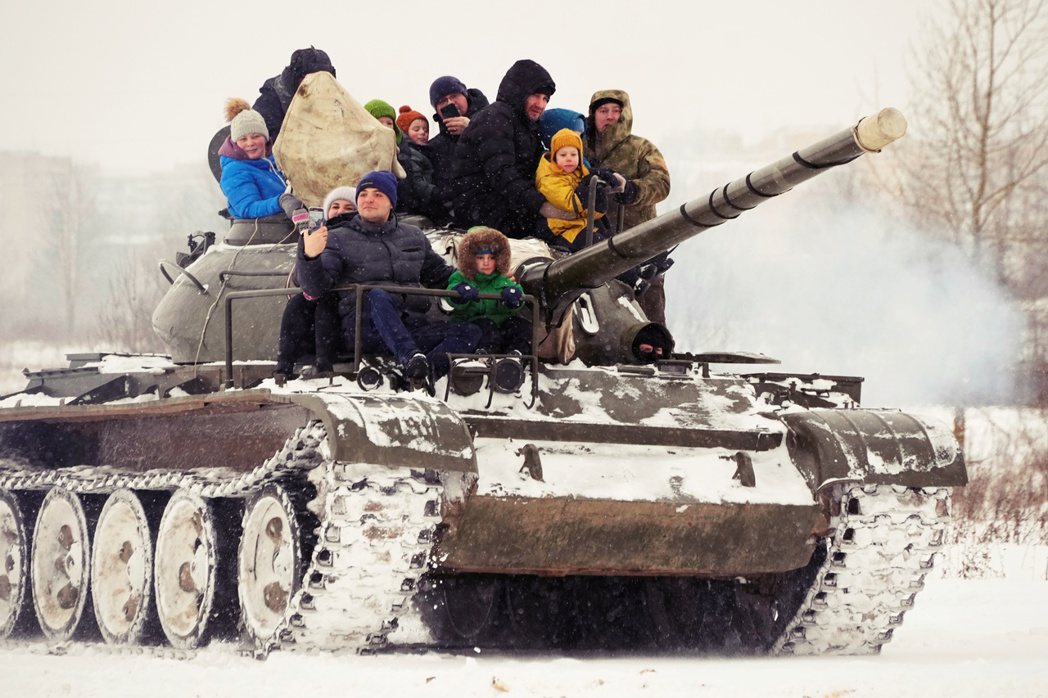 2023年2月的俄羅斯聖彼得堡，當地人帶著孩子坐在蘇製T-54坦克車上。 圖／美...