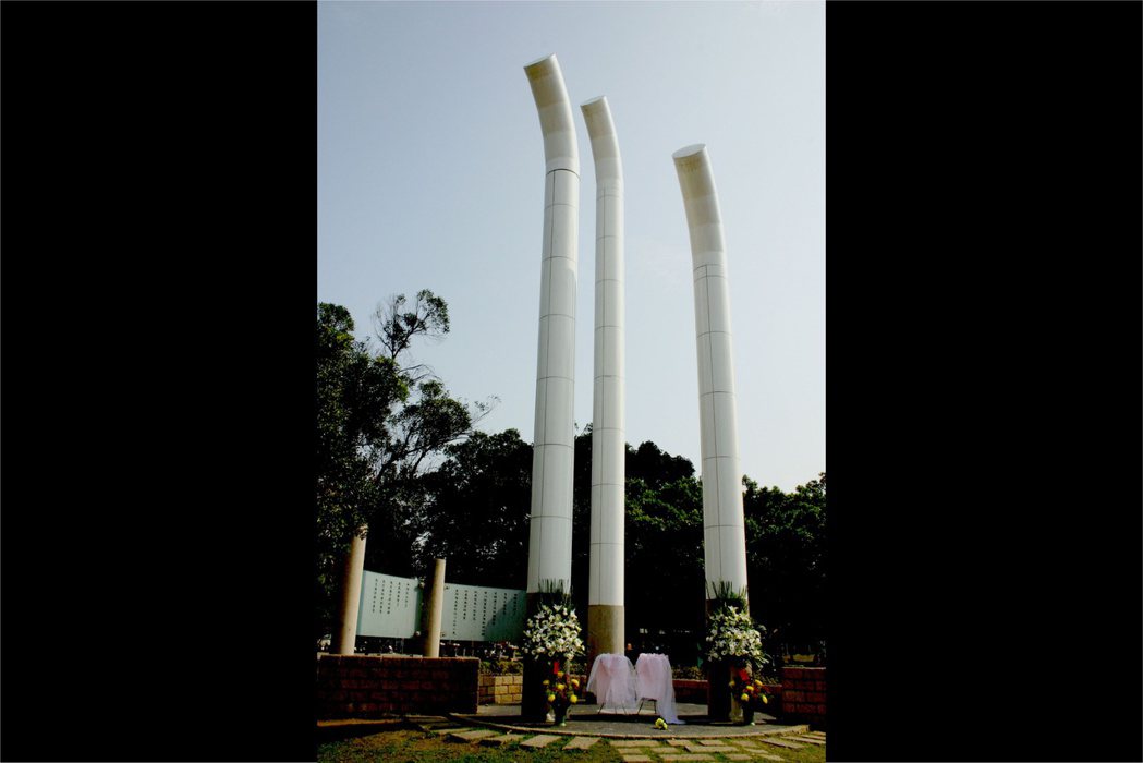 圖為新竹市二二八紀念碑，以彎曲的竹，面向事件地點的旭橋。 圖／聯合報系資料照