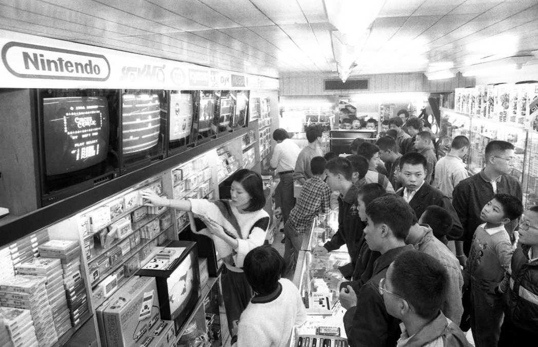 1986年台灣的電動玩具店一景。 圖／報系資料圖庫