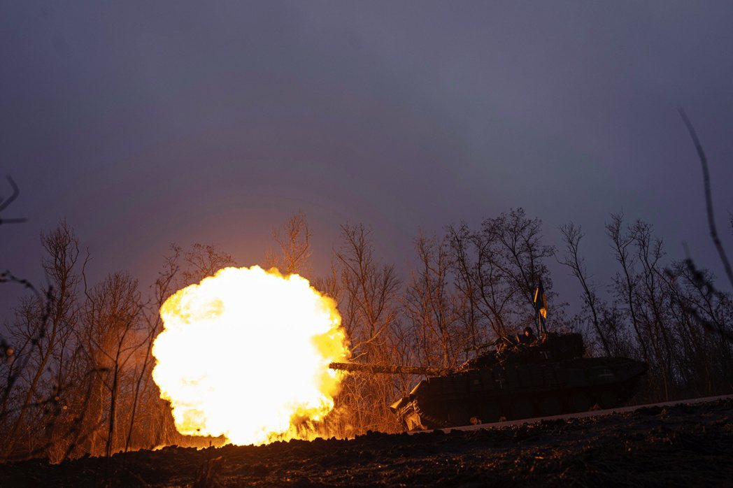 3月8日，一輛烏克蘭坦克車朝巴赫穆特前線的俄羅斯陣地開火。  圖／美聯社 