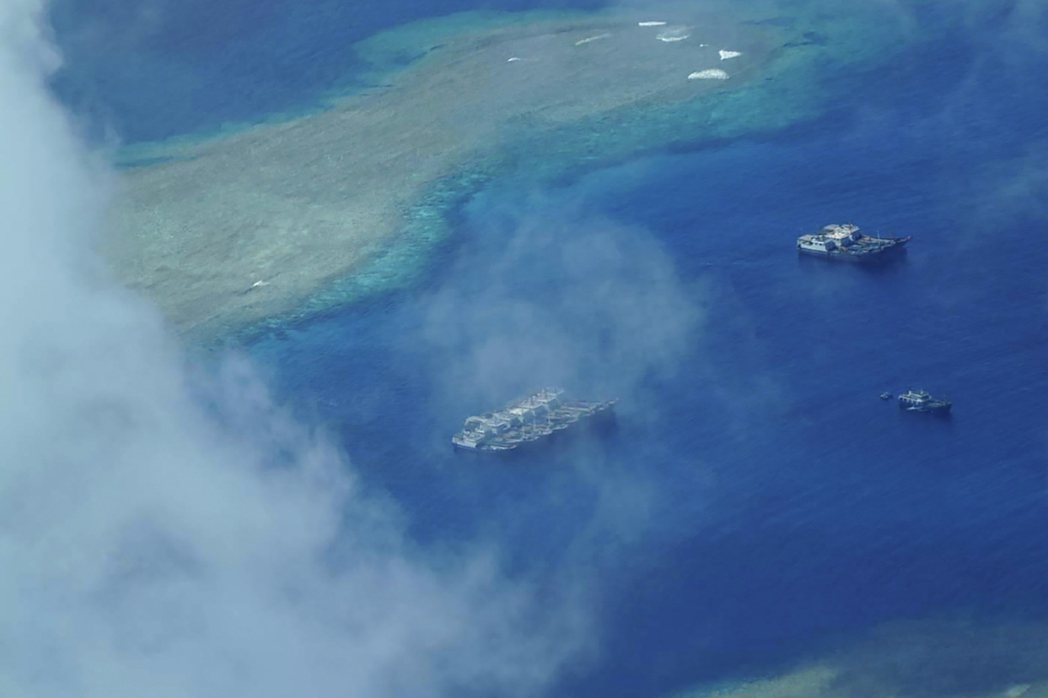 2023年2月21日，疑似中國海上民兵船隻停泊在南海南沙群島有主權爭議的淺灘附近...