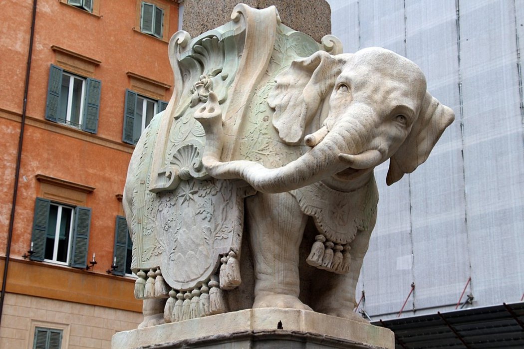 大象方尖碑的實際成果，與版畫相比對可發現造型上的不小差異。 圖／維基共享　