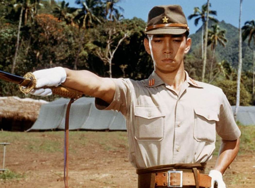 坂本龍一在《俘虜》中飾演日本軍官，本片也是坂本龍一的電影配樂處女作，贏得了英國影...