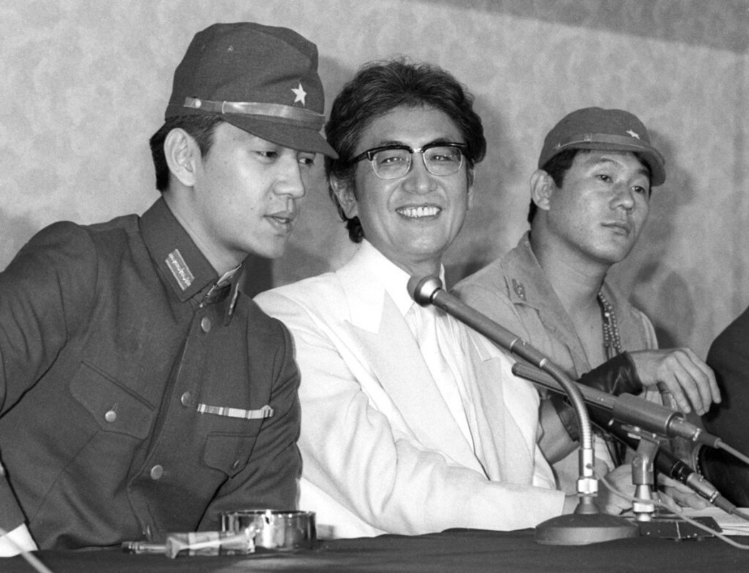 1982年坂本龍一（左）與導演大島渚（中）、北野武（右）一同出席《俘虜》發表會。...