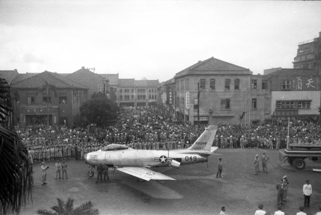 圖為1955年國慶在台北中山堂前展示的美援戰機。 圖／聯合報系資料照片