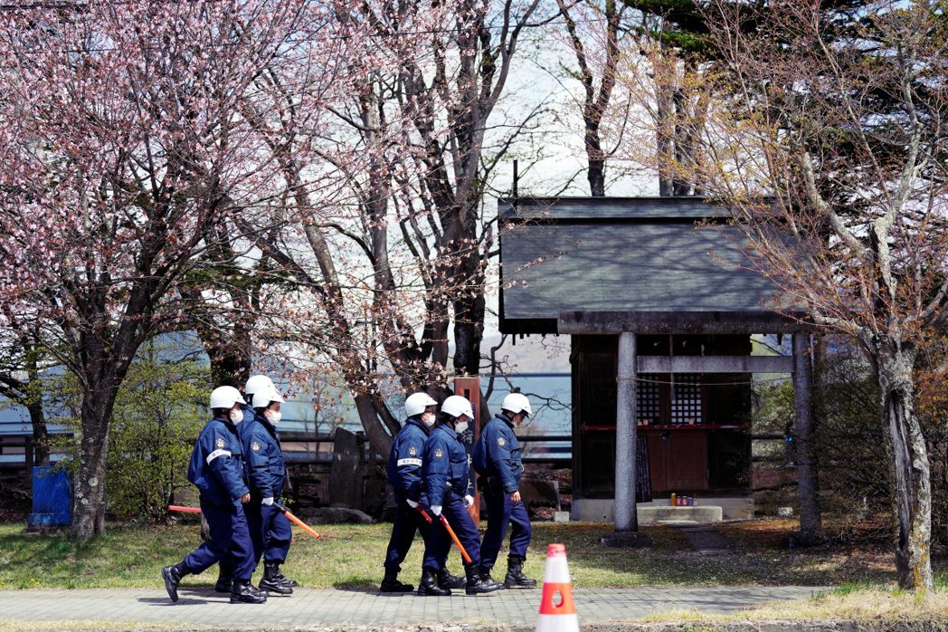 在日本G7峰会举办地点巡逻的警察。 图／美联社