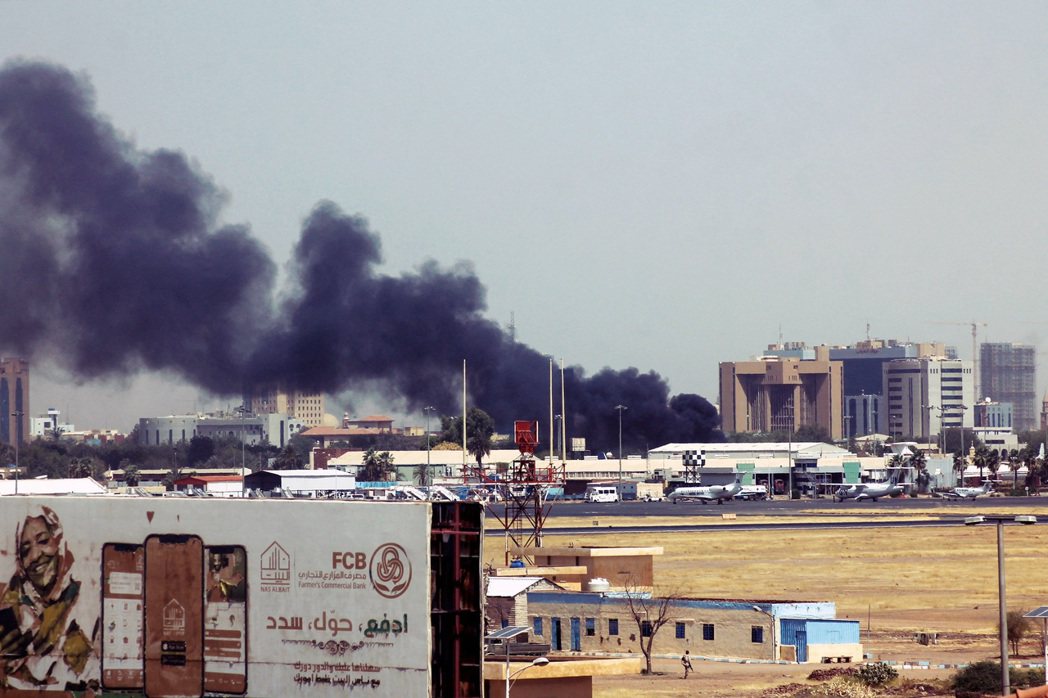 4月15日，蘇丹發生武裝衝突，首都喀土穆機場附近建築物上方冒出滾滾濃煙。 圖／法...
