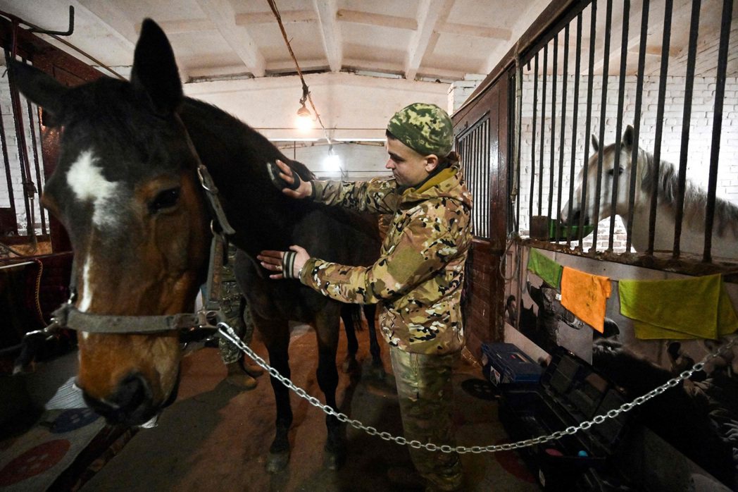 休息的士兵可以到馬場接觸動物，像是幫馬匹洗澡、餵食、以及馬術訓練等方式，藉此接觸...