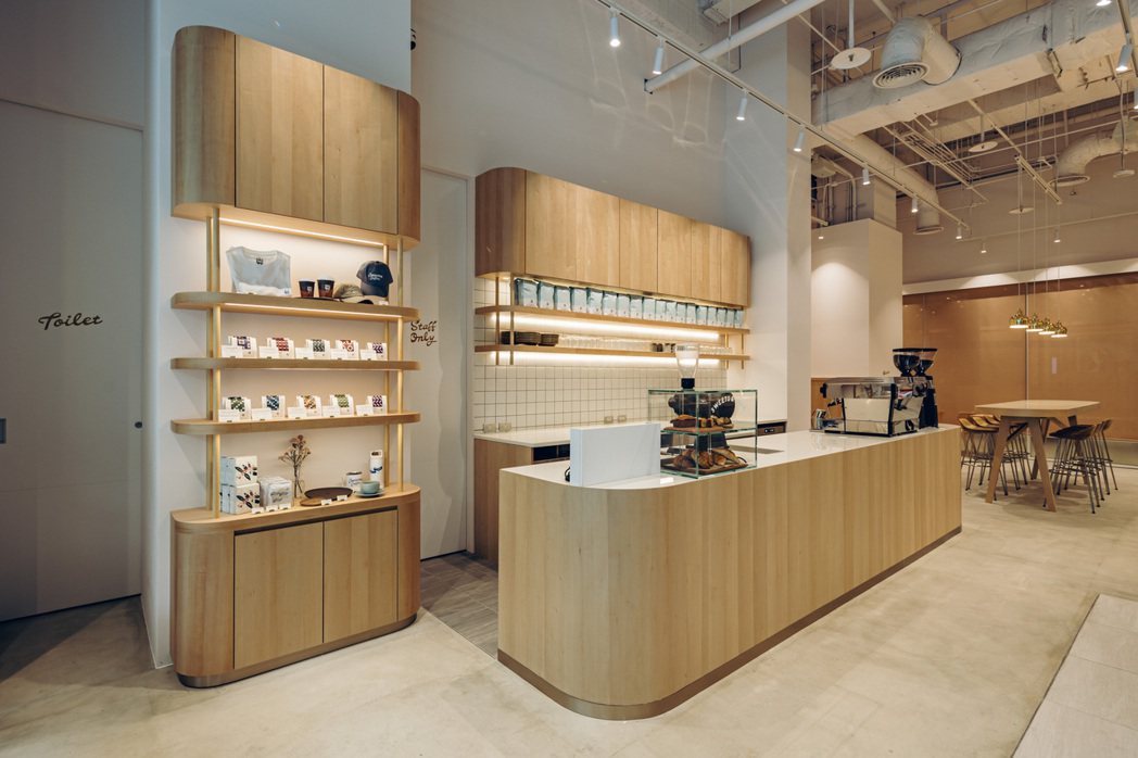 ONIBUS COFFEE台北一號店以木質調性、褐色與藍色為空間定調。 圖／ON...