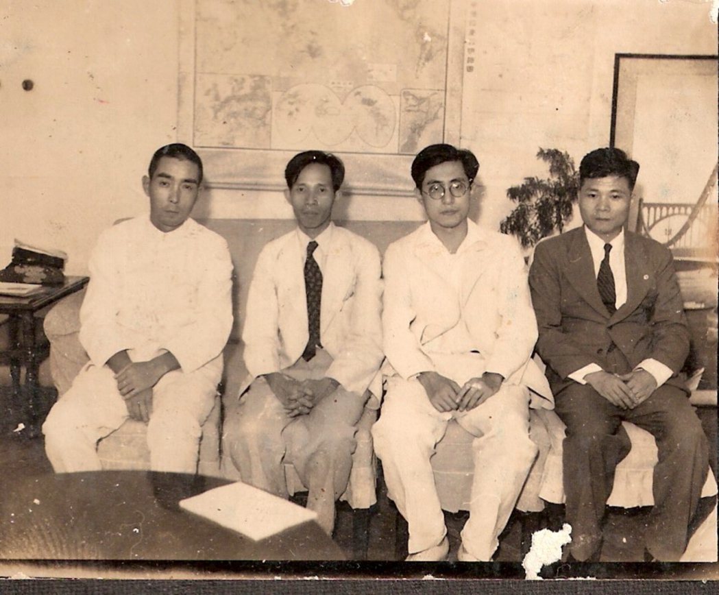 西川滿是台灣日治時期中，日籍作家的代表人物之一。照片攝於1942年日本文學報國會...