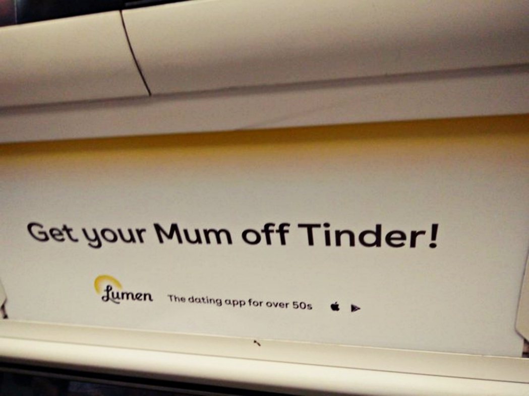 Lumen最著名的廣告詞為「別再讓你的媽媽使用Tinder了！」，圖為倫敦地鐵上...