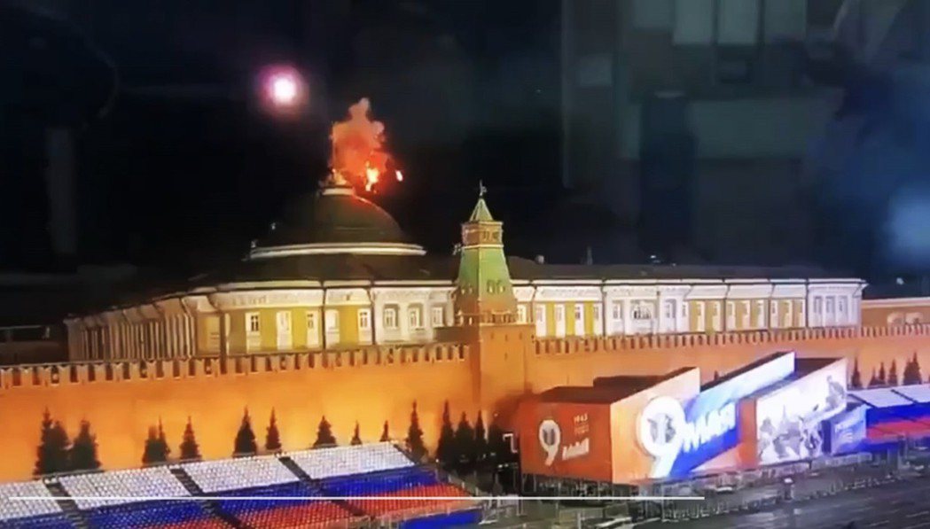 無人機在參議院圓頂大樓上方爆炸。 圖／歐新社