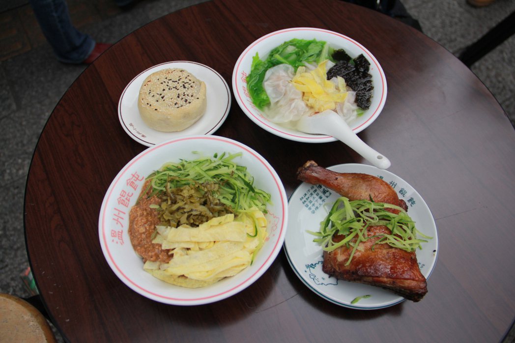 吳鳳的精選小吃｜百葉溫州餛飩-餛飩湯＋烤雞腿。圖／吳鳳 提供