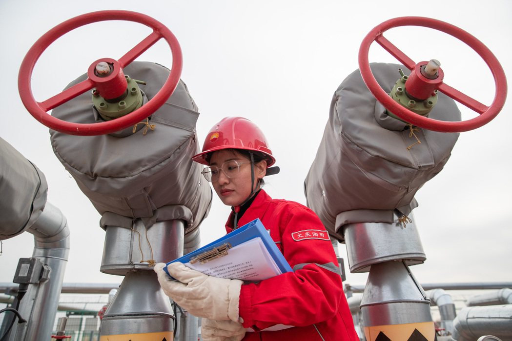中國欲推動人民幣結算石油，圖為黑龍江大慶油田。 圖／新華社