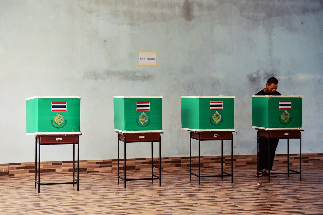 泰國在5月7日進行提前投票，讓選舉當天無法投票的選民完成投票。 圖／法新社 
