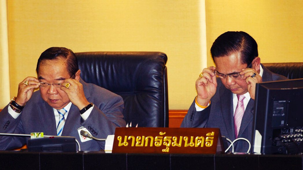 77歲的普拉威（左）一向都是低調的造王者，與多數的泰國重要政客都有交情，即使退出...