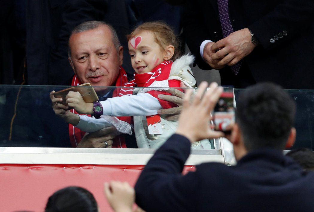 土耳其總統厄多安與支持者合照。 圖／路透社　　