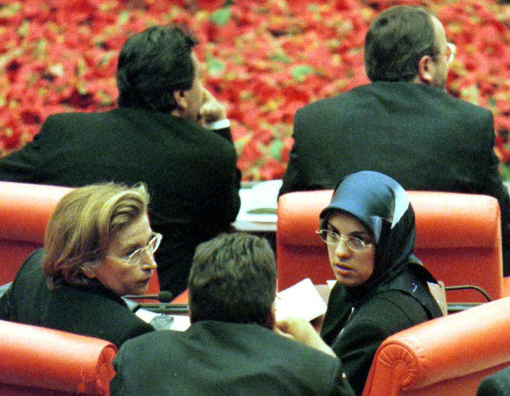1980年政變後女性包頭巾的自由受到限制。1999年5月2日，國會議員卡瓦科區（...