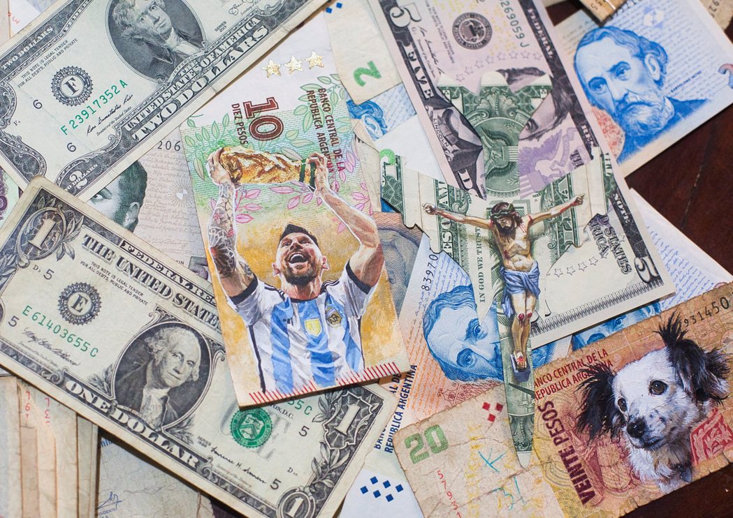 阿根廷披索貶值嚴重，當地藝術家迪亞茲（Sergio Diaz）以披索鈔票來進行創...