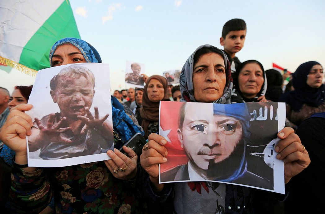 上街參與抗議的敘利亞難民手持厄多安的海報。 圖／路透社　