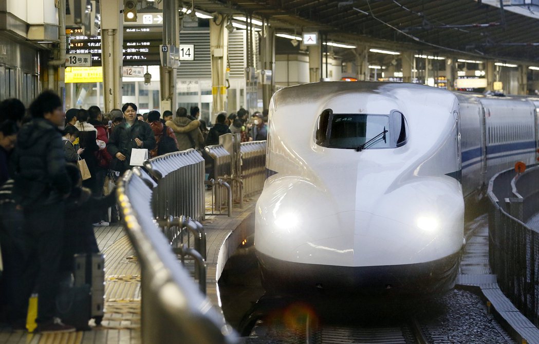 日本運作精良的鐵道系統，實際上高度仰賴從業員的高壓，而這樣的模式於正在劇烈變動的...
