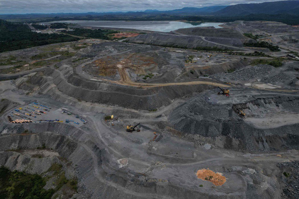 巴西亞馬遜河邊緣的Sossego銅礦鳥瞰圖，該地區因礦業而興盛，但非法採礦活動也...