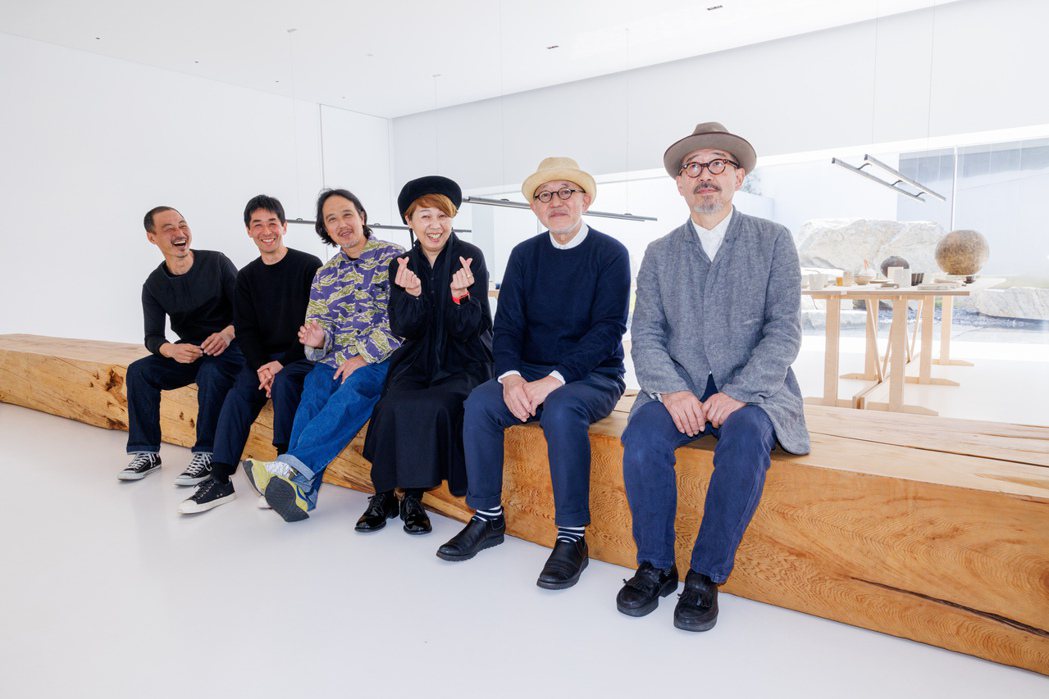 矢野義憲(左起)、山本亮平、畑野渡、辻和美、三谷龍二、安藤雅信出席日本生活器物展...