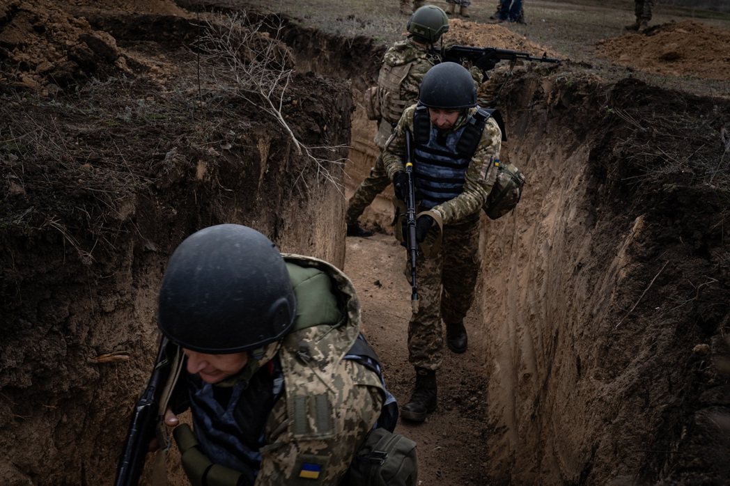 一群烏克蘭士兵，在烏克蘭南部地方進行模擬攻入敵方戰壕的訓練。 攝影／陳彥婷