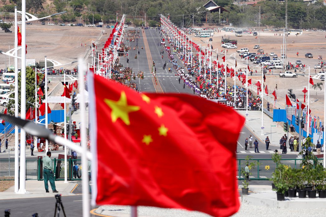 一帶一路的旗幟，是否使中國進入經濟風險的盲區而不自知？圖為巴布亞紐幾內亞首都摩斯...