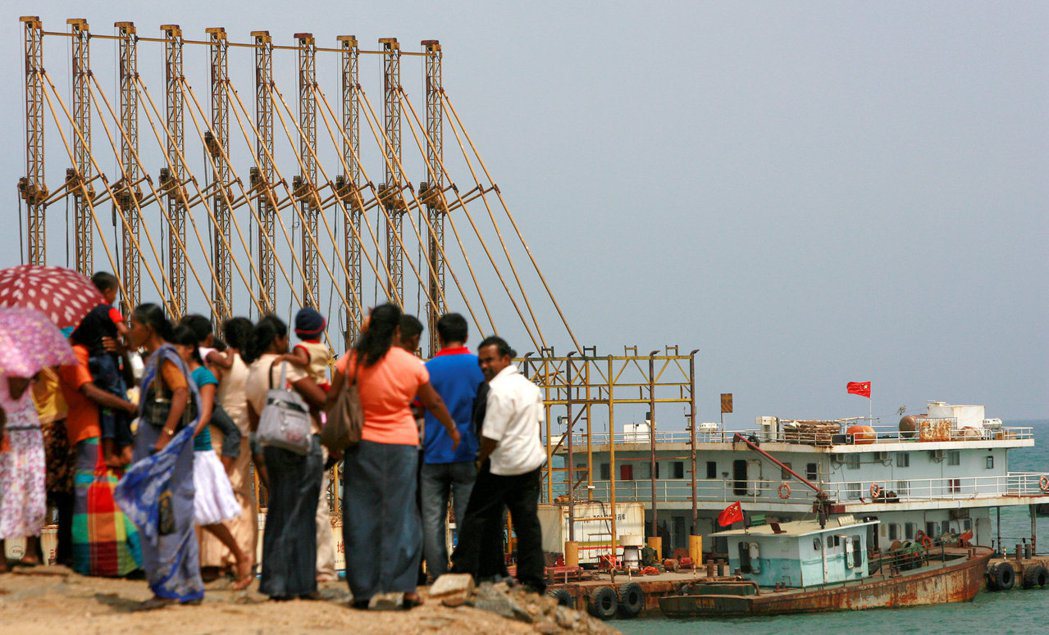 斯裏蘭卡因其位於中國「海上絲路」的樞紐地位，因此與中國一拍即合，興建漢班托塔港等...