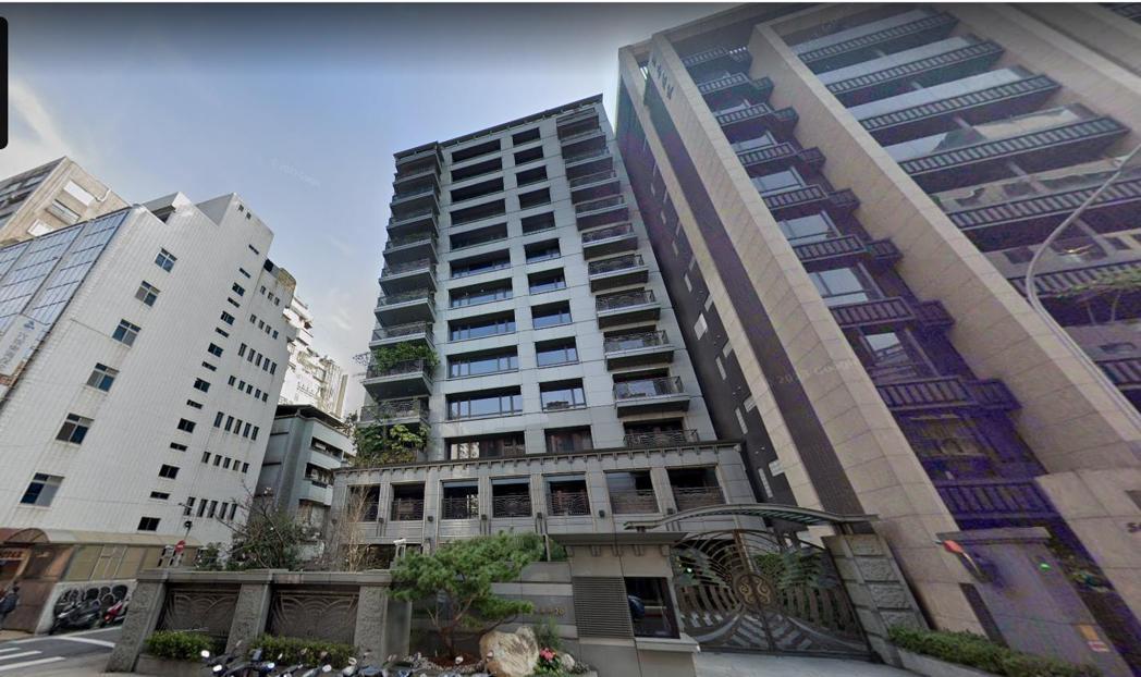 台北市朱崙街豪宅「九仰」，原屋主以2.1億元買入，持有9年賠了800萬轉手。圖片...