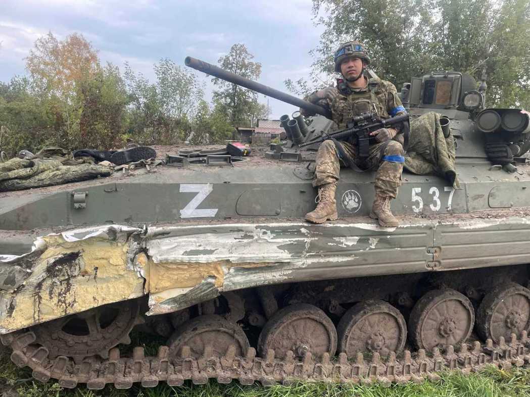 走在戰線的最前，不難看到被毀的印有俄方標記「Z」的坦克，圖為Cai坐在坦克上拍照...