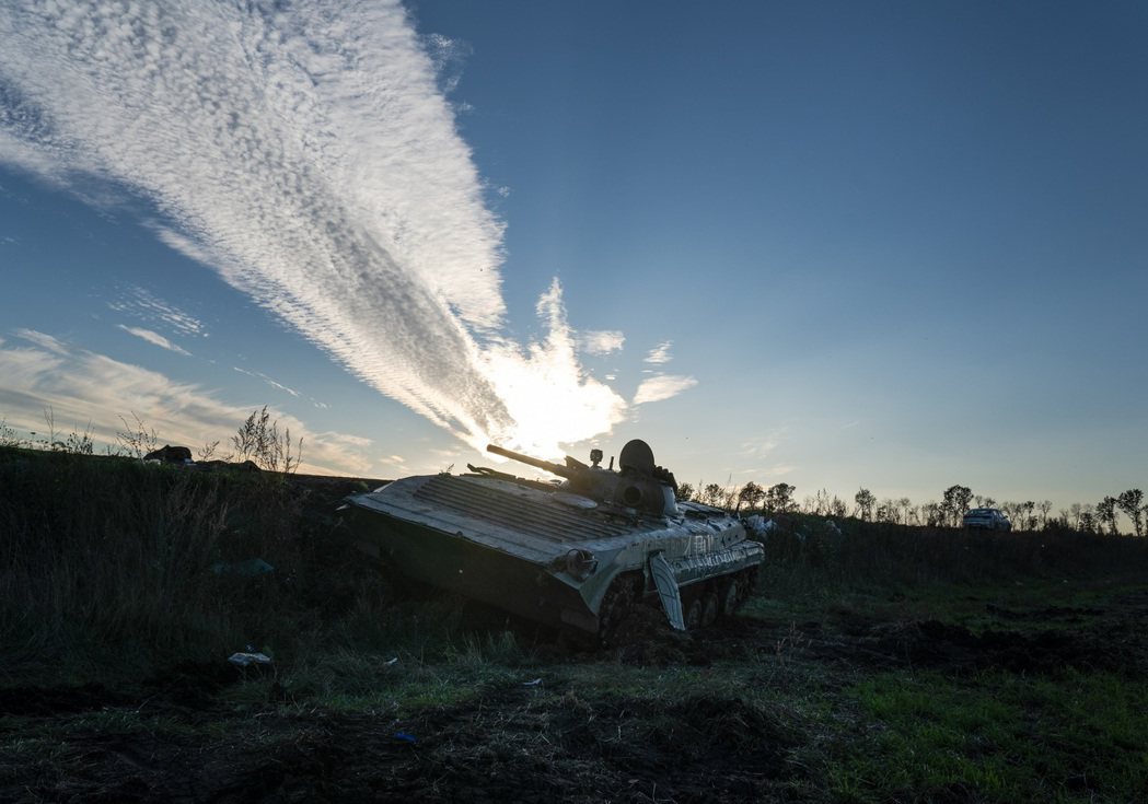 一輛俄軍的坦克殘骸就停泊在盧甘斯克地區的草原上。  圖／陳彥婷攝