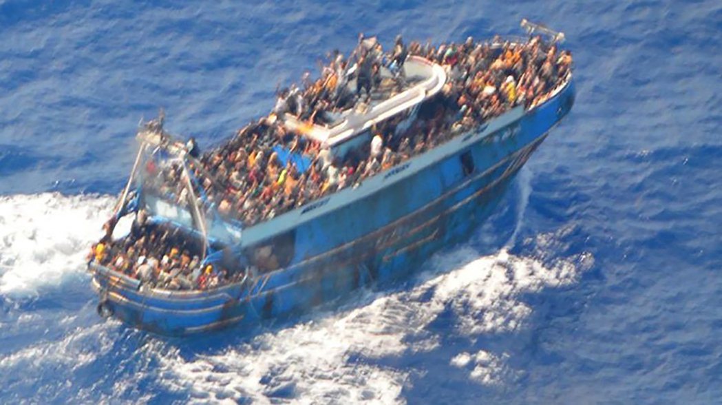希臘外海船隻翻覆前被偵察機拍下的畫面，可見甲板上擠了滿滿的乘客。 圖／美聯社　　