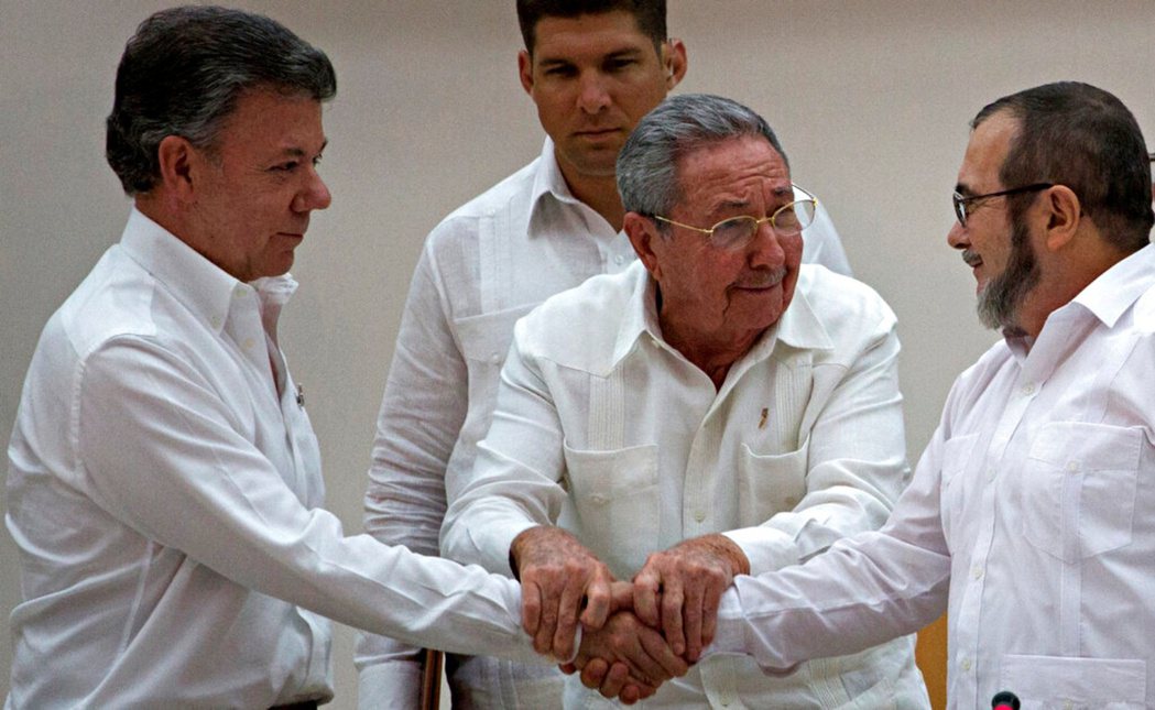 2016年哥倫比亞政府在挪威和古巴的居中協調之下與哥武展開達成和平協議。圖為哥倫...