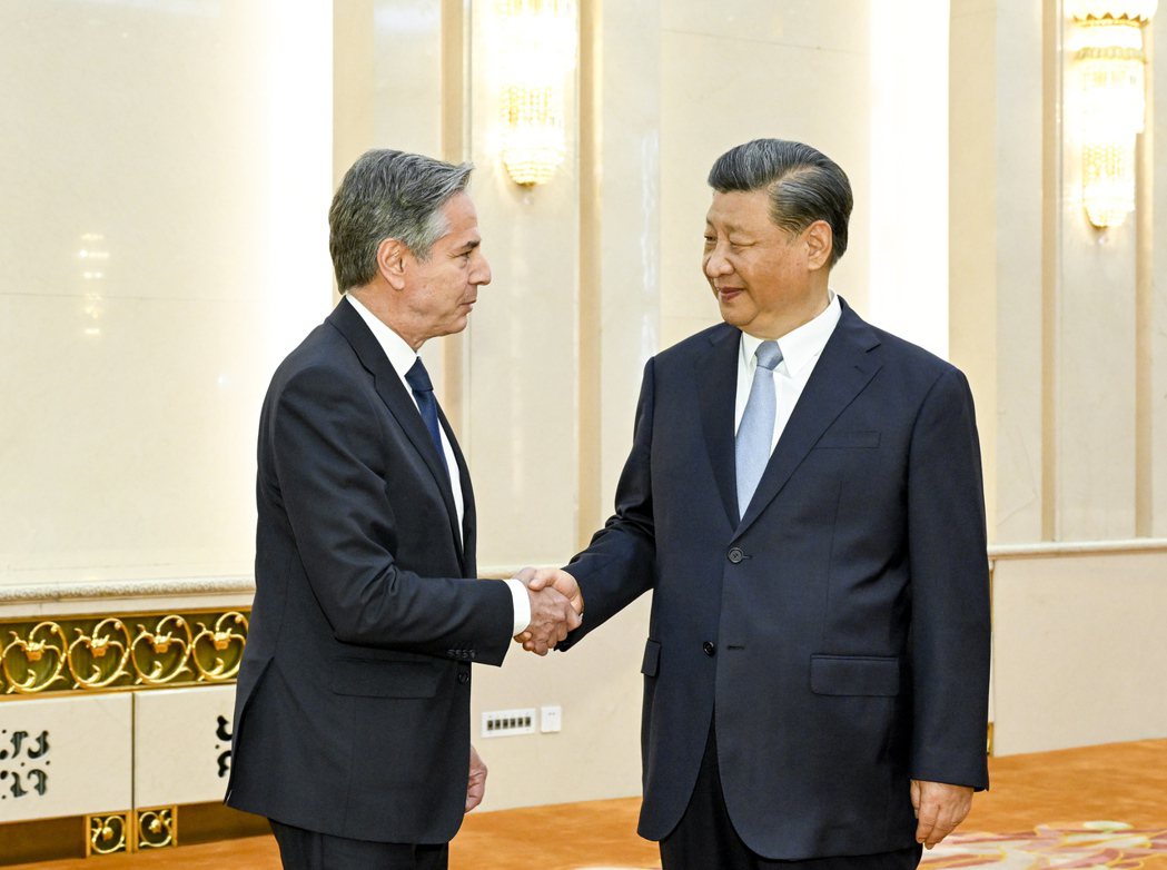 美國國務卿布林肯（左）訪問中國期間見中國國家主席習近平（右）。 圖／歐新社