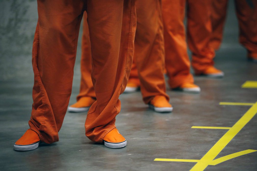 2011年全加州的受刑人約15萬6,000人，是州內所有監獄最大總容量的2倍，法...