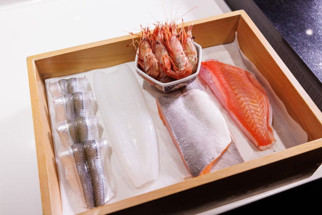過往經常至日本旅遊品嘗料理的蔡辰男本身也懂食材。記者沈昱嘉／攝影