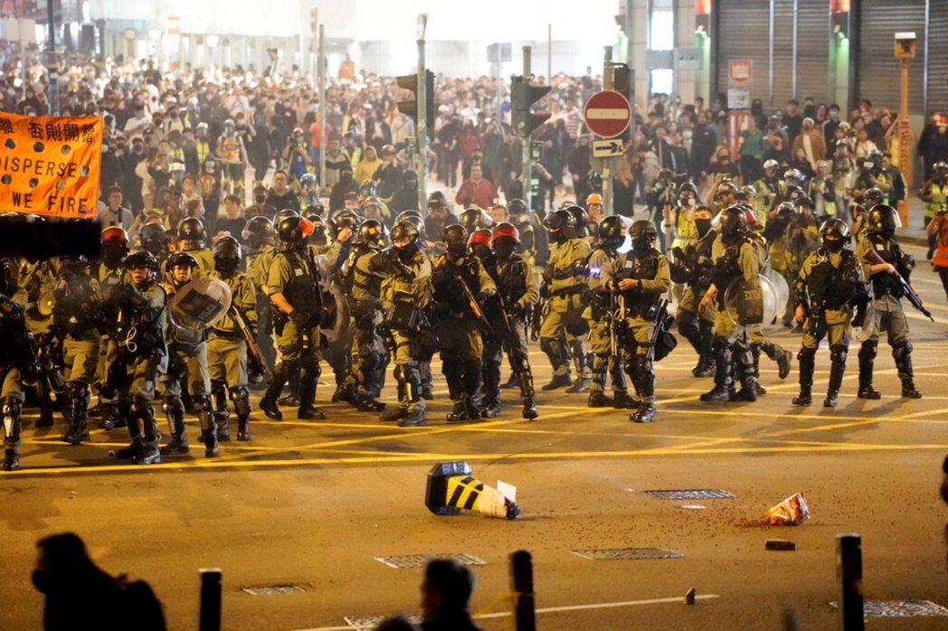 雖然在二〇一四年的占領中環後，香港的警民關係早已陷入低谷，警察的行為也愈發兇暴且...