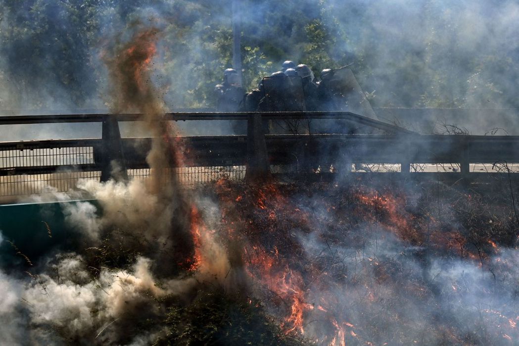 里昂高鐵沿線遭示威者焚燒。 圖／法新社