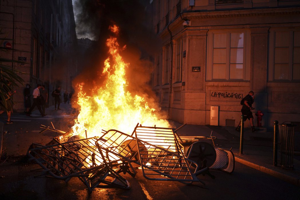 示威者在里昂市中心縱火。 圖／美聯社