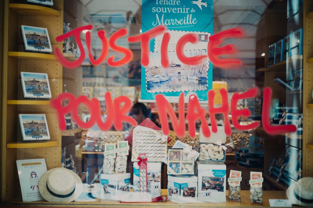 馬賽街頭的抗議標語「奈爾的正義」。 圖／歐新社