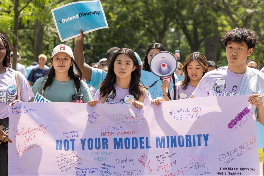 最高法院做出裁決後，在哈佛大學遊行、支持平權措施的學生。 圖／法新社