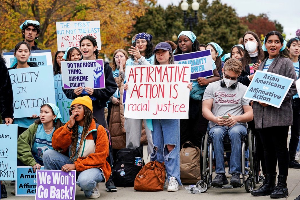 最高法院審理哈佛大學與北卡羅萊納大學的平權措施是否違憲時，在華盛頓遊行支持平權措...