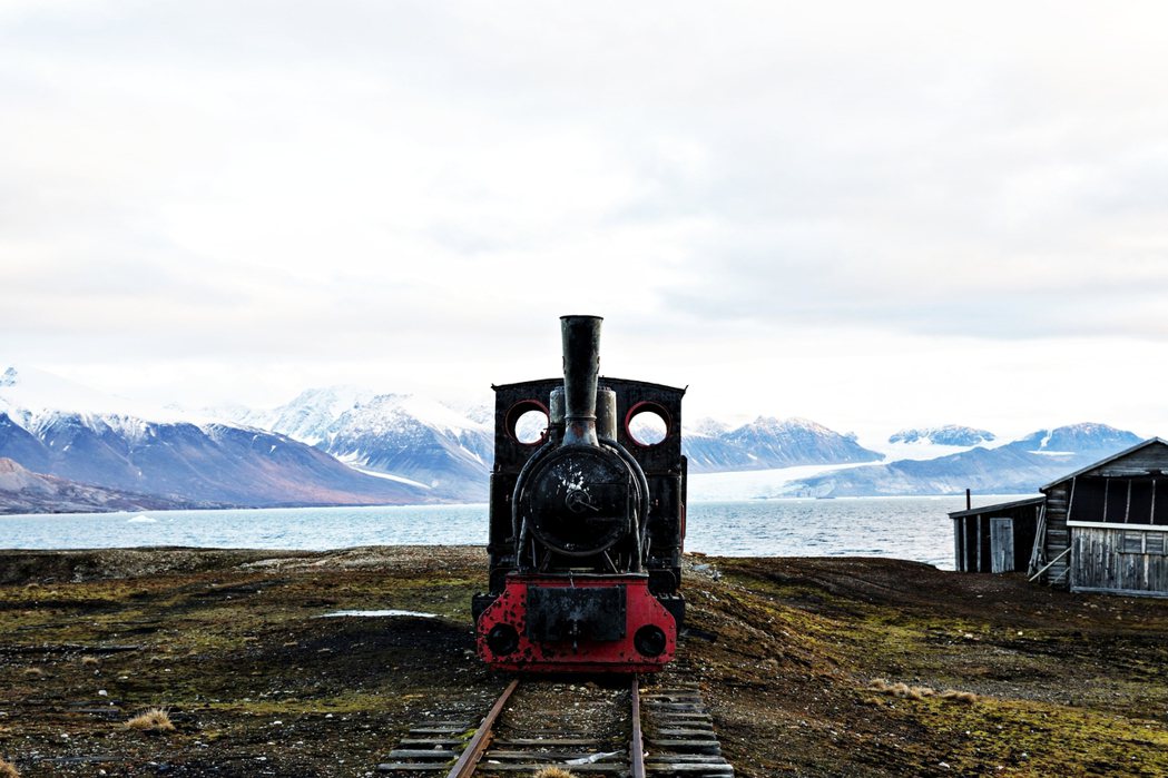 圖為挪威斯瓦爾巴群島上，用於運輸煤炭的舊火車被保存紀念。 圖／路透社　