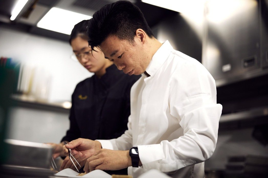 來自香港，曾獲2022年米其林年輕主廚大獎得主的古俊基（Kei Koo）。 圖／...