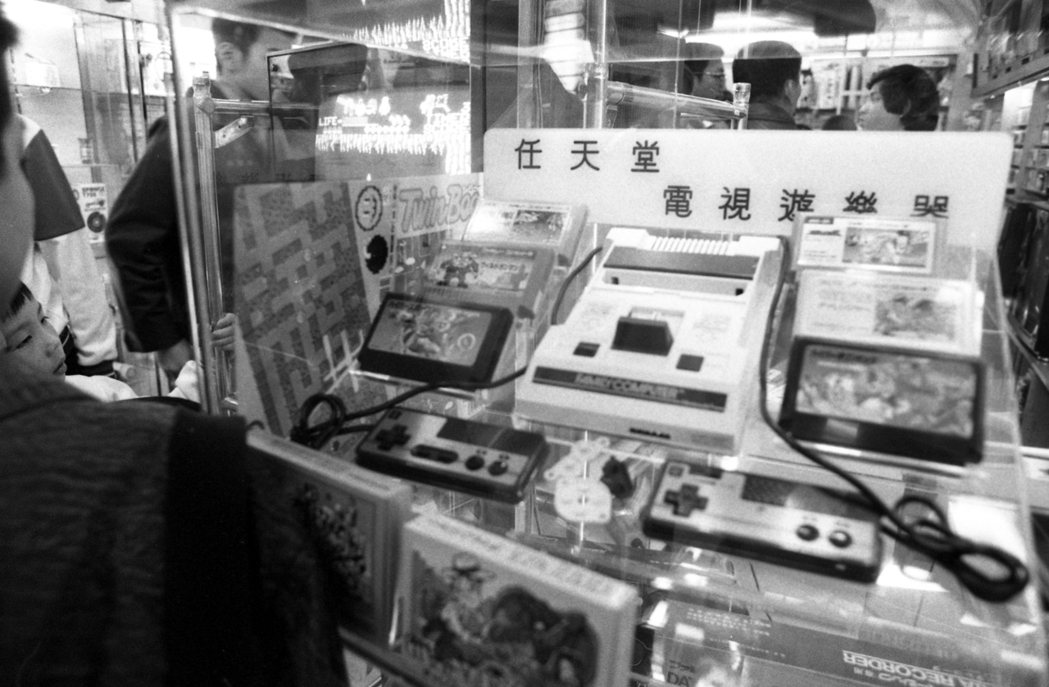 圖為80年代紅白機引進入台灣，在電視遊樂器專賣店形成熱潮。 圖／報系資料圖庫