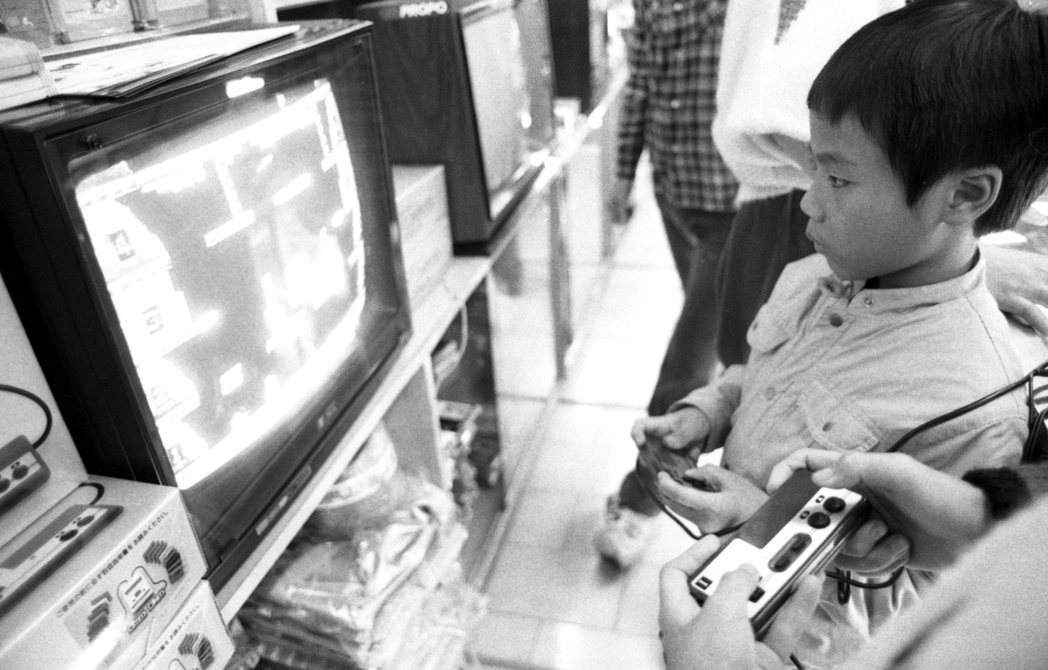 圖為80年代紅白機引進入台灣，在電視遊樂器專賣店形成熱潮。 圖／報系資料圖庫