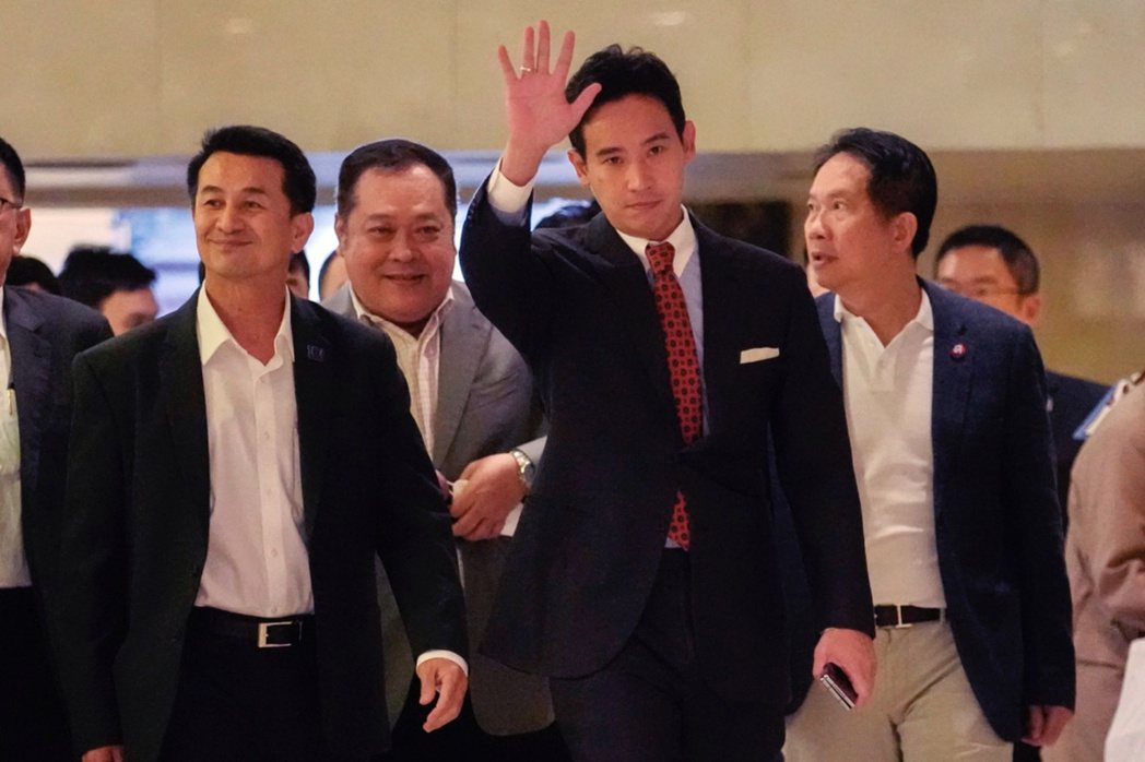 泰國國會7月27日舉行第三輪總理選舉，國會第一大黨前進黨黨魁皮塔（中）於7月19...